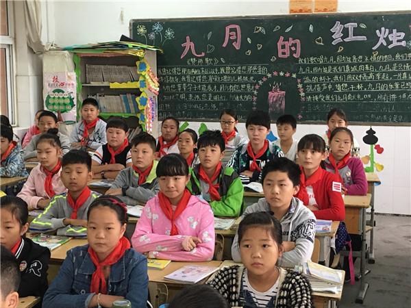 学生认真倾听