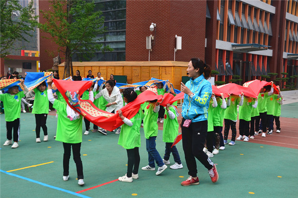 1刘淑培老师带领孩子玩划龙舟的游戏