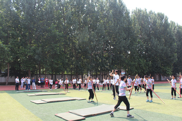 白沙小学王玉老师执教体育现场课《撑杆跳》