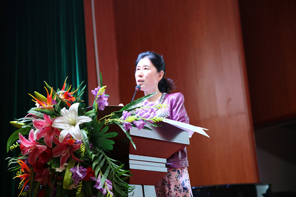 郑东新区教研室副主任杨鸣做教育教学质量报告