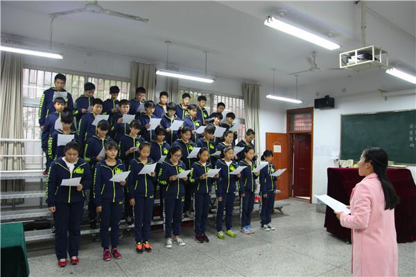 音乐老师带领同学们唱红歌