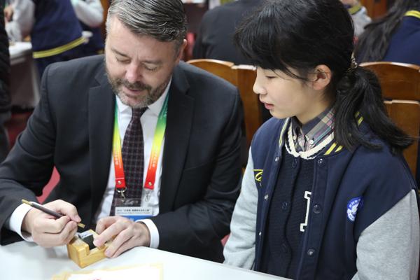 郑州96中学生篆刻课程志愿者指导美国校长雕刻印章