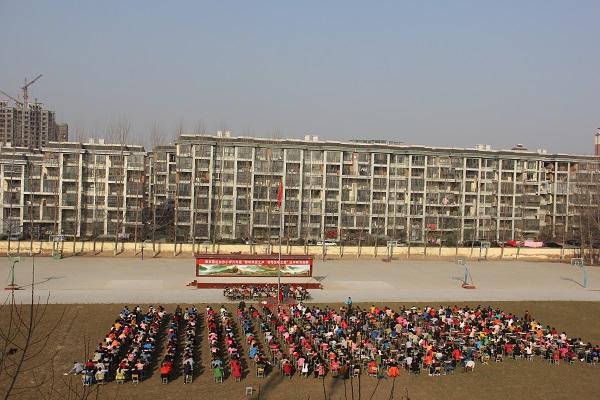 12月8日六年级在学校后操场举行汉字听写大赛
