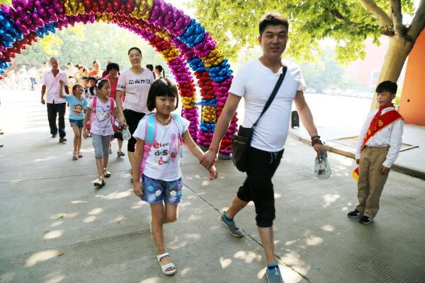 满怀期待的走进校园_编辑_副本
