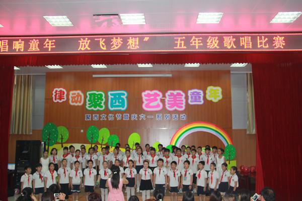 孩子们演唱《走在乡间的小路上》