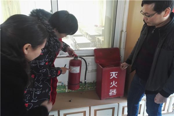 检查灭火器