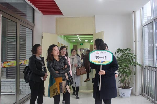 分组参观德育文化长廊