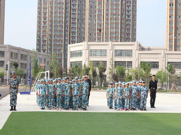 郑东新区龙翔小学军训完美收官