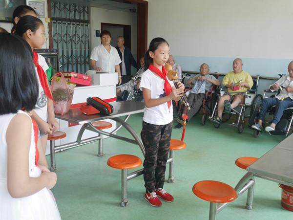 郑东新区龙子湖小学走进敬老院 中秋献爱心