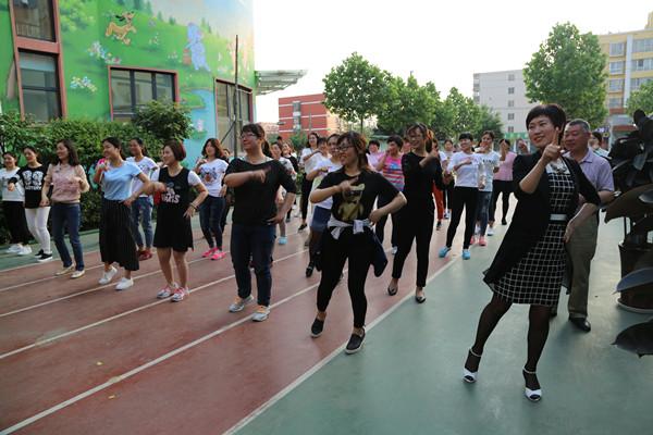 郑东新区龙子湖幼儿园“五四青年节”热身活动