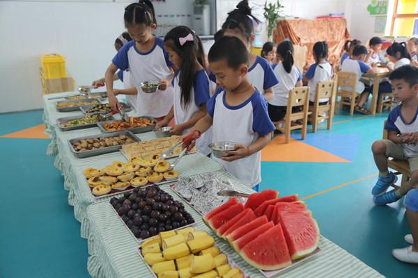 孩子们们开心的自主选餐