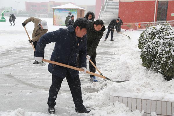书记高国旺在铲除校园积雪