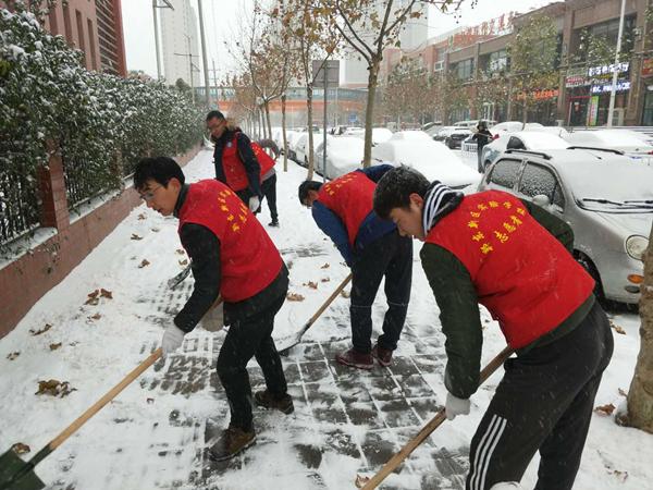 党员志愿者清除学生上学路途积雪