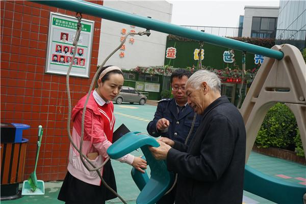 安全小组成员对户外大型玩具进行排查