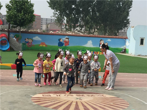 郑东新区幼儿园名师工作室刘慧君老师带来了小班体育活动课《勇敢的小兔》