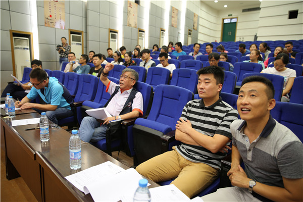 全国十城市体研会理事长刘端文老师向老师们提出问题