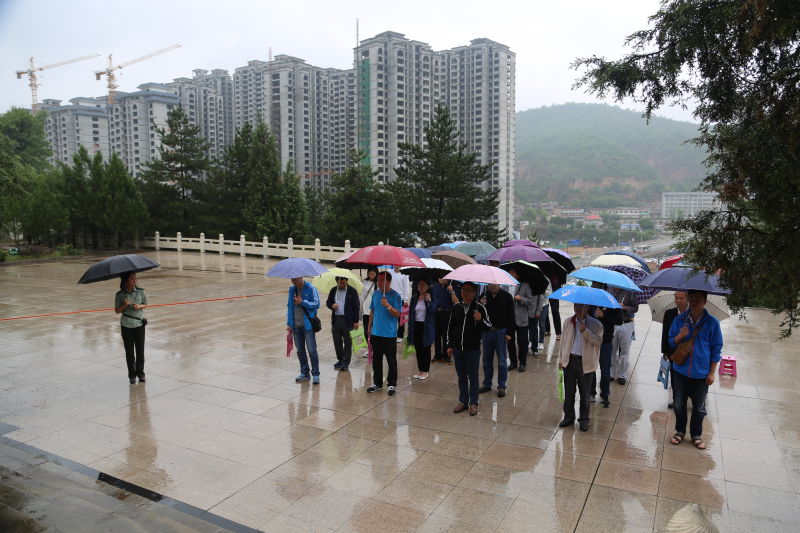 学员们在雨中瞻仰烈士陵园