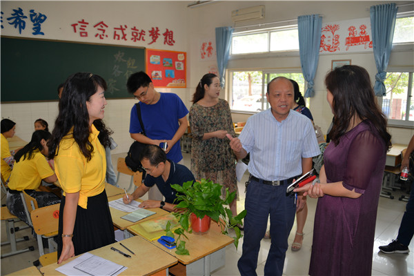 郑东新区教文体局局长田国安与家长亲切交流_副本