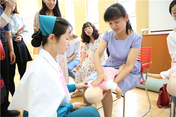 急救团队进行儿童心肺复苏技能讲解