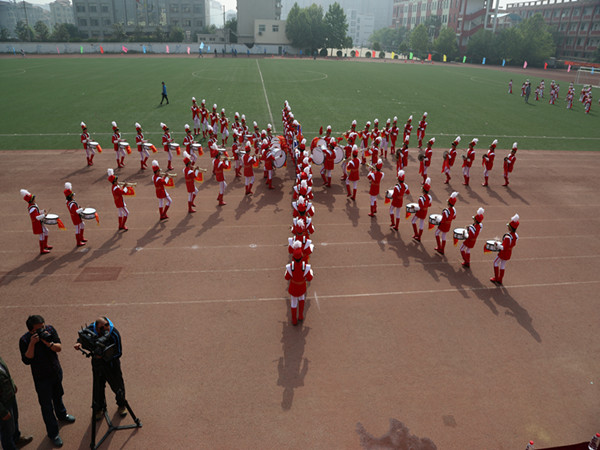 铿锵有力的鼓号声;变换有序的队列队形