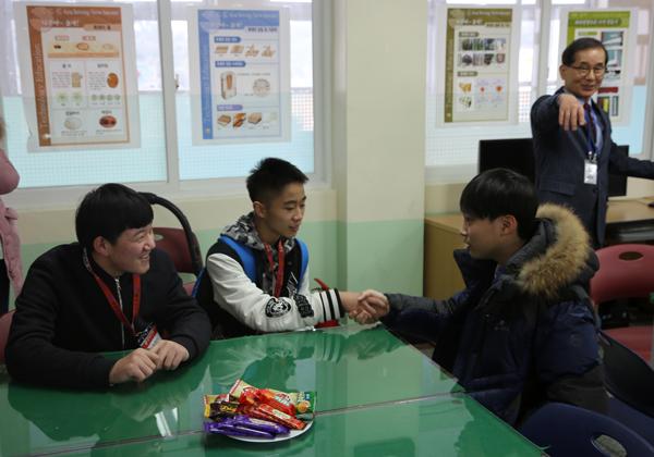 中韩学生相互认识并进行自我介绍