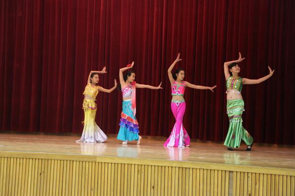 我校周怡辰等同学为韩国师生表演中国传统舞蹈