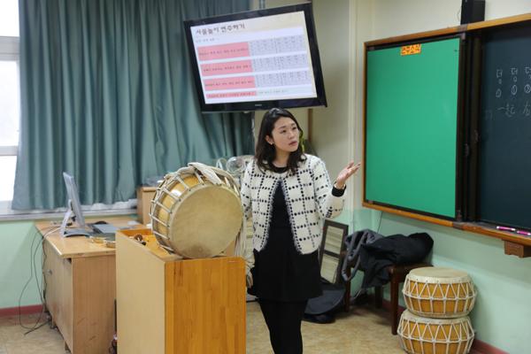 韩国音乐老师带领中韩学生一起学习韩国传统乐器