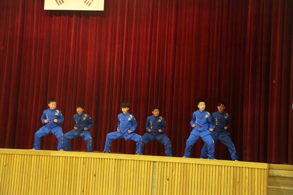 我校王克志等同学在韩国展示中国武术