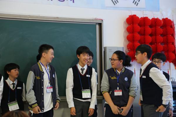 中韩学生分组一对一进行交流