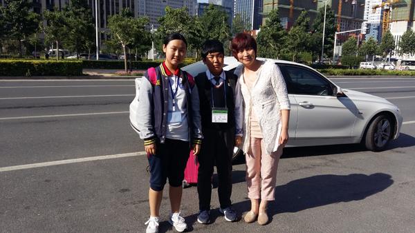 中国学生和家长带领韩国学生回家住宿，感受中韩文化异同