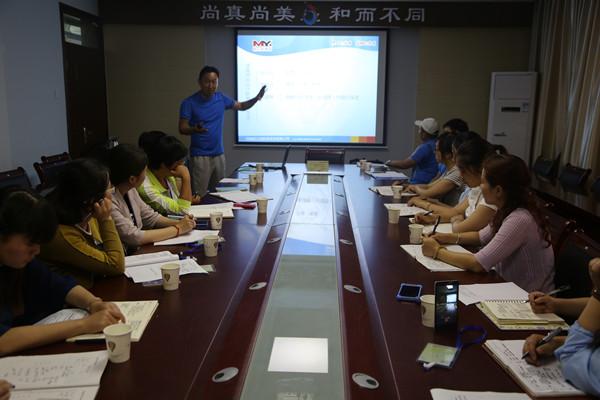 刘明阳老师对《指南》健康领域的教学进行培训