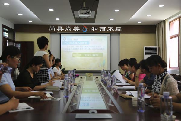 郑州市督导评估组专家听取焦可心园长做工作汇报