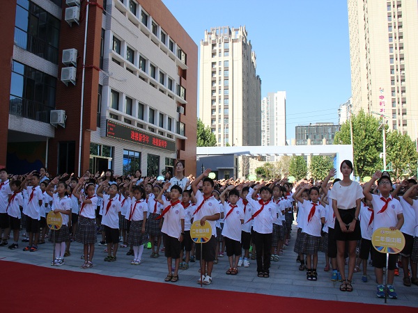 郑东新区康平路第二小学举行新学期开学典礼暨新生入学仪式
