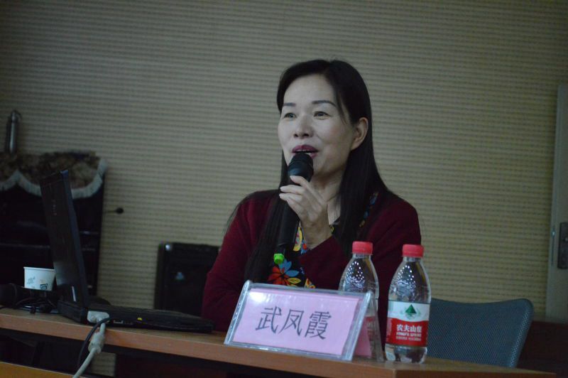 南湖小学校长武凤霞做精彩报告