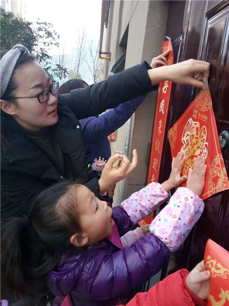 家长指导孩子贴春联