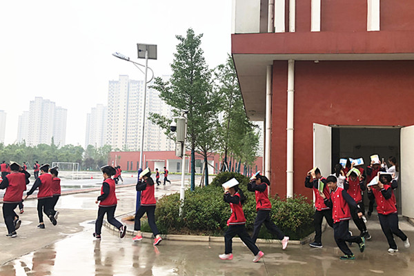 平安龙翔—郑东新区龙翔初级中学 开展防震减灾安全疏散演练活动