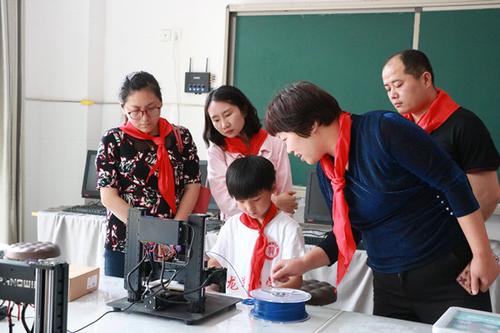 工作组正在参观红领巾3D打印社团