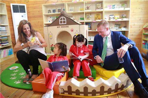 国际教育专家和幼儿共享美好阅读时光