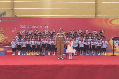 杨素君老师带领一年级新入队队员表演节目