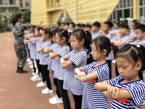 郑东新区康平小学一级新生在进行队列训练