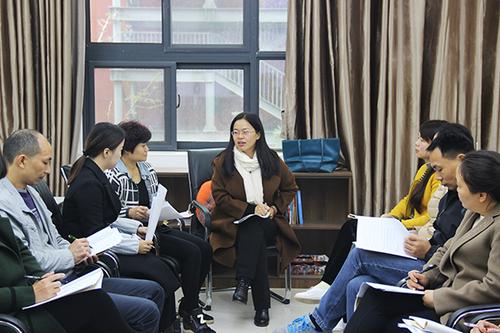 河南省数学学科教研员鲍聪晓老师正在和老师们研讨