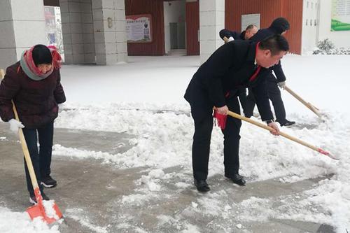学校领导带队清扫积雪