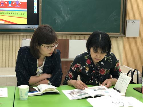 教研员陈莉老师、谢蕾蕾老师参与数学组听评课活动