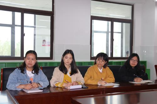 全体教师参与并认真听讲 全体教师参与并认真听讲