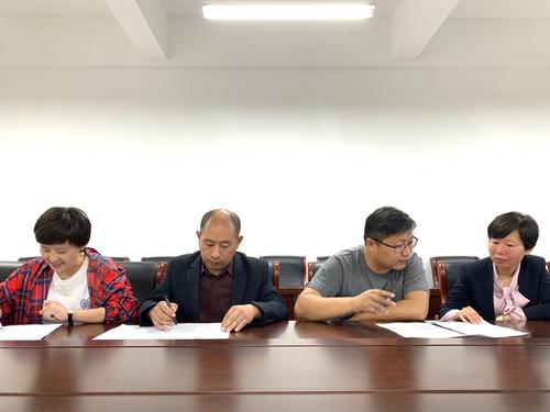 检查组对校园环境卫生工作提出宝贵意见 检查组对校园环境卫生工作提出宝贵意见