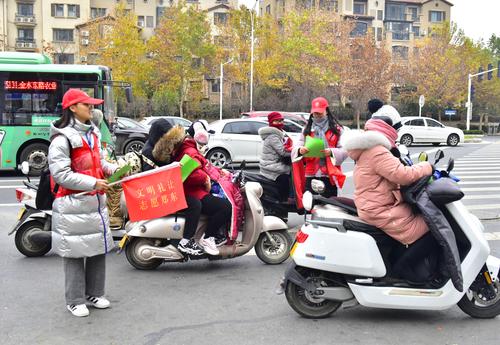 众意路小学教师志愿者为市民发放文明出行倡议书_副本