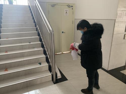 值班教师楼梯口消毒