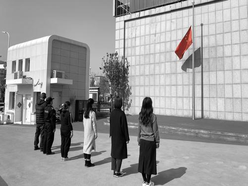 降半旗向新冠肺炎疫情牺牲烈士和逝去同胞默哀