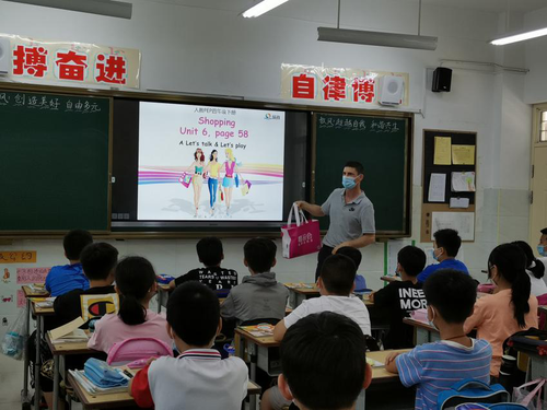 外籍教师Tau讲授英语课