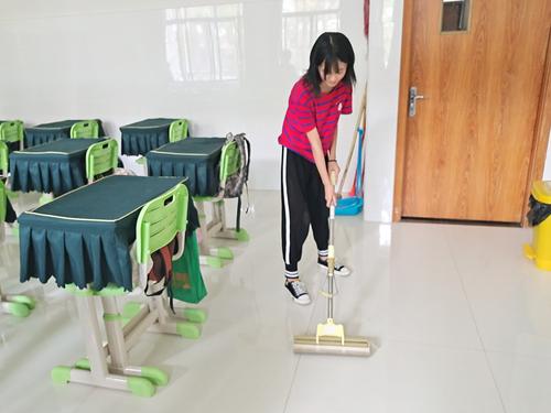 学生打扫